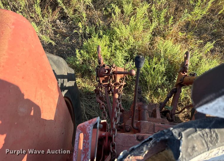 image for item EA7520 1967 International Harvester Farmall 706 tractor