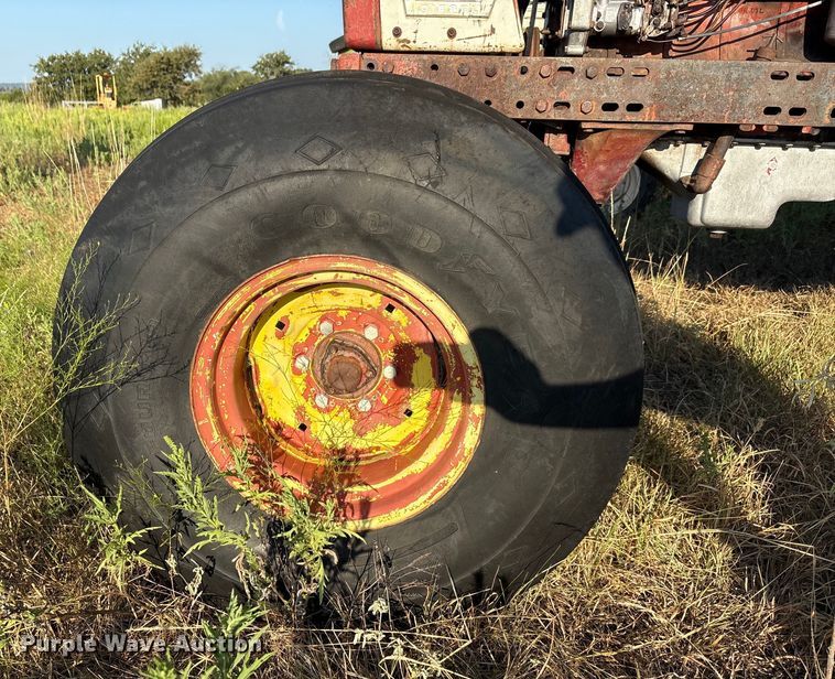 image for item EA7520 1967 International Harvester Farmall 706 tractor