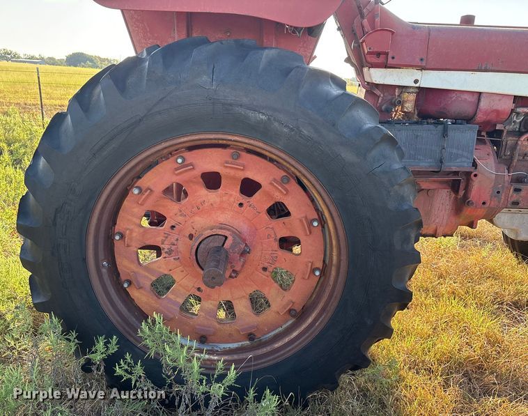 image for item EA7520 1967 International Harvester Farmall 706 tractor