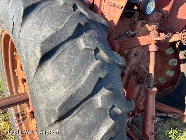 image for item EA7520 1967 International Harvester Farmall 706 tractor