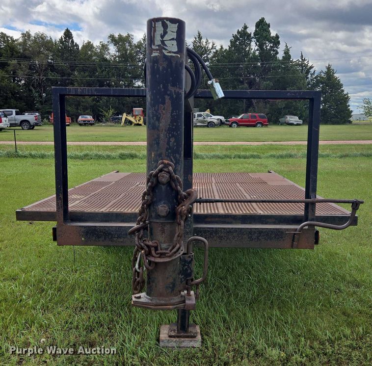 image for item EB1036 1990 flatbed trailer