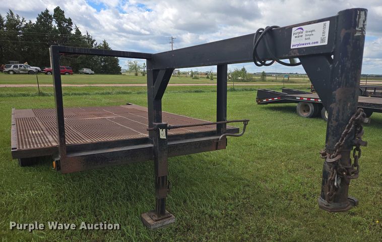 image for item EB1036 1990 flatbed trailer
