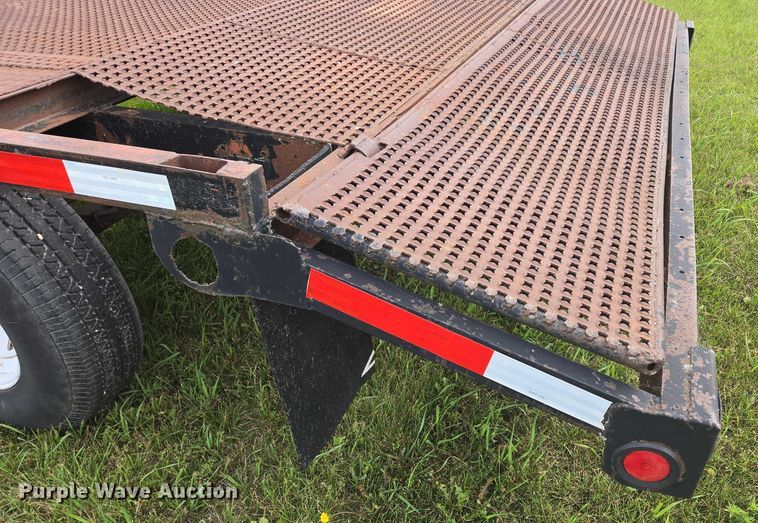 image for item EB1036 1990 flatbed trailer