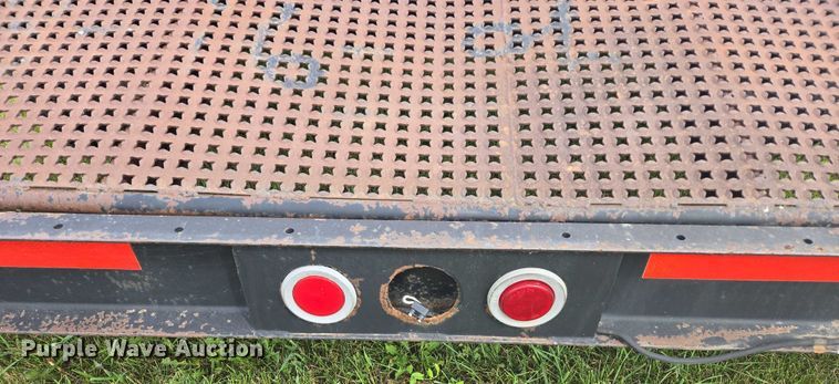 image for item EB1036 1990 flatbed trailer