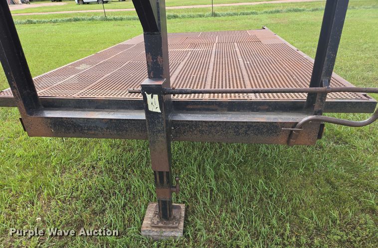 image for item EB1036 1990 flatbed trailer