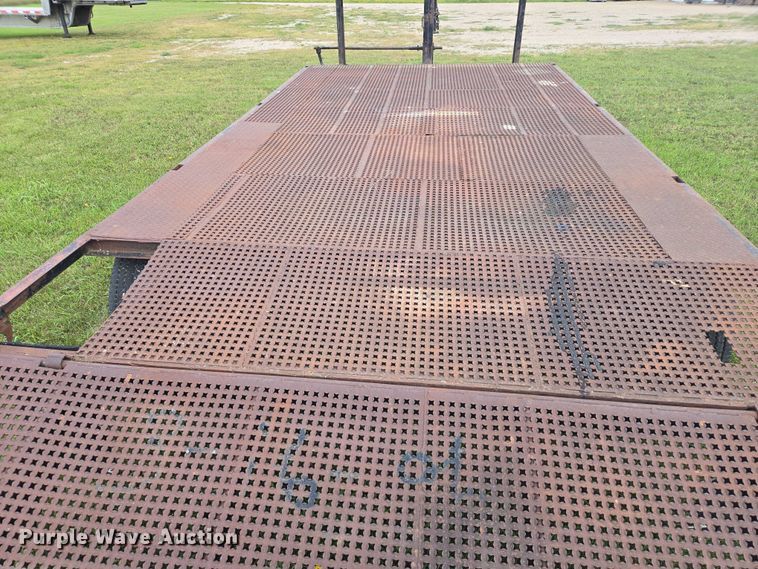 image for item EB1036 1990 flatbed trailer