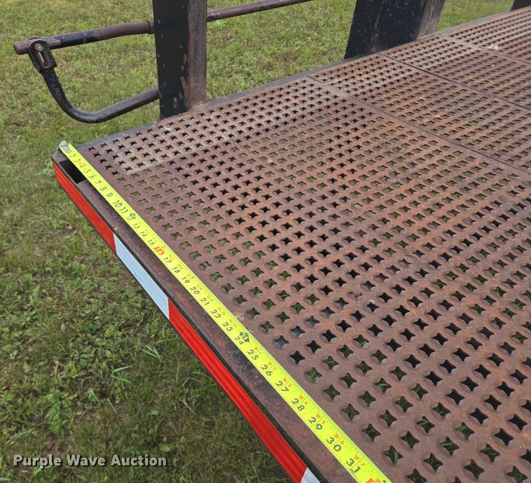 image for item EB1036 1990 flatbed trailer