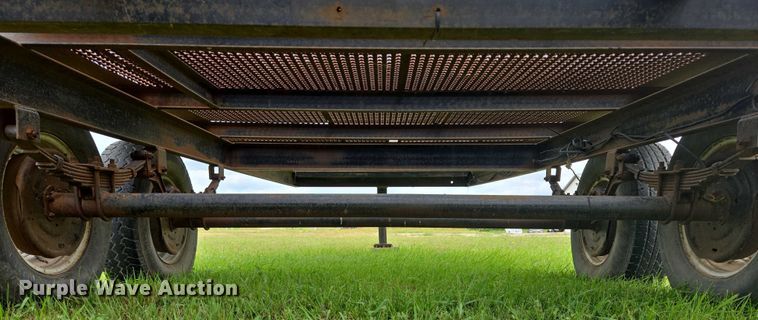 image for item EB1036 1990 flatbed trailer
