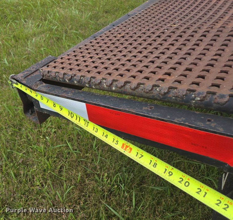 image for item EB1036 1990 flatbed trailer
