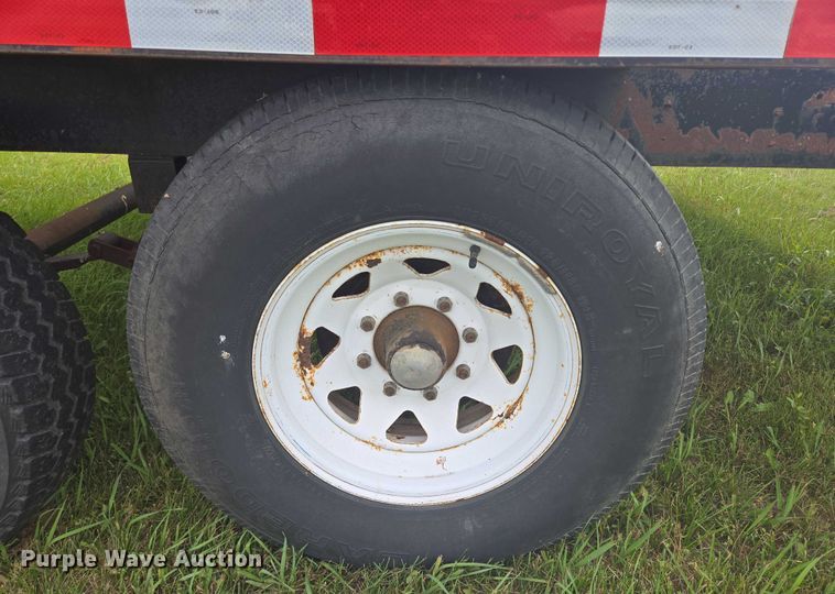 image for item EB1036 1990 flatbed trailer