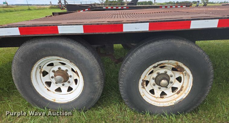 image for item EB1036 1990 flatbed trailer