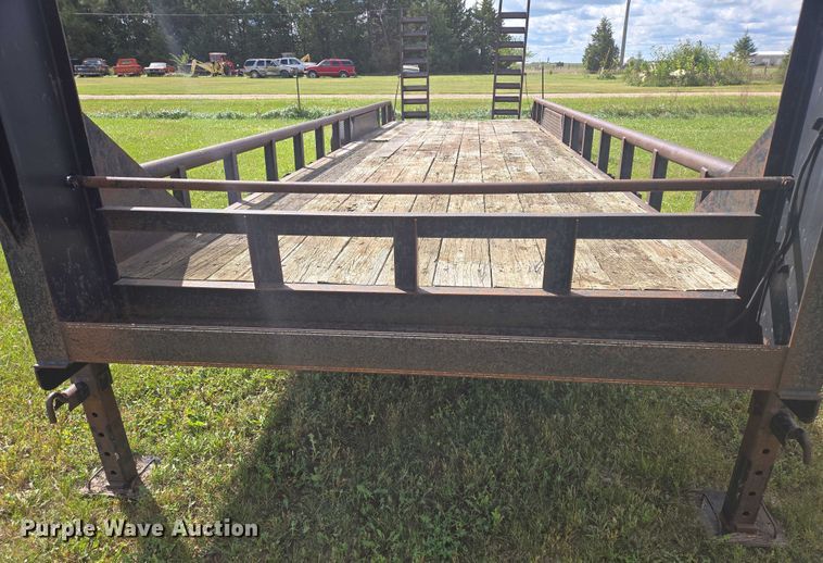 image for item EB1038 2004 Legend 26' Tandem SW GN equipment trailer