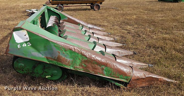 image for item EB8272 John Deere 643 corn head