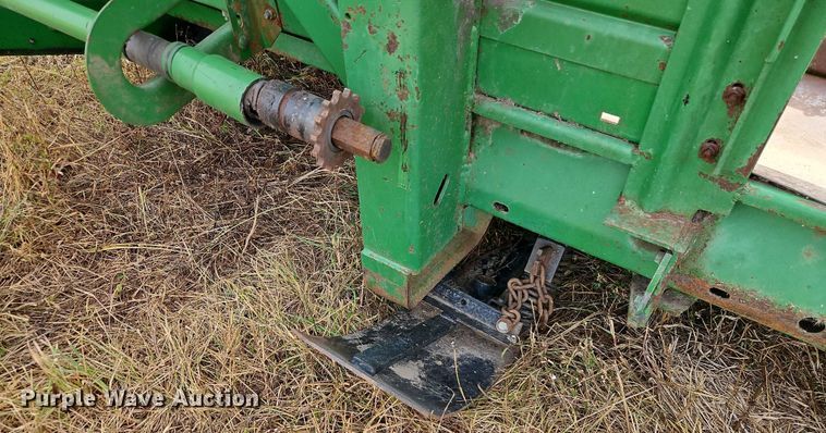 image for item EB8272 John Deere 643 corn head