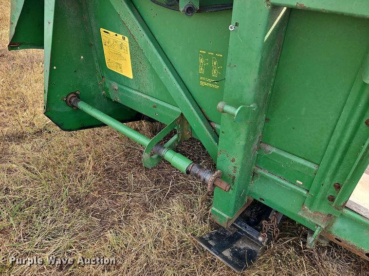 image for item EB8272 John Deere 643 corn head