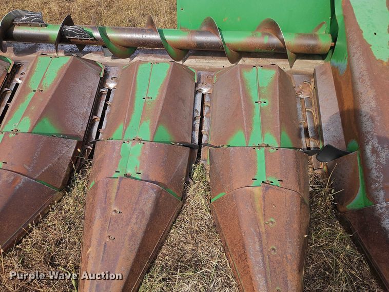 image for item EB8272 John Deere 643 corn head
