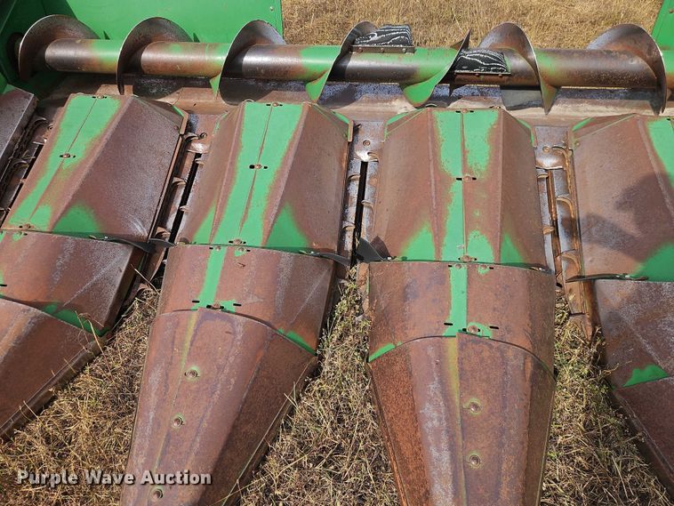 image for item EB8272 John Deere 643 corn head