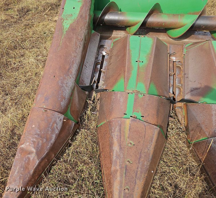 image for item EB8272 John Deere 643 corn head