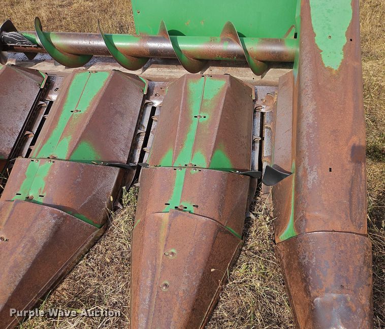 image for item EB8272 John Deere 643 corn head