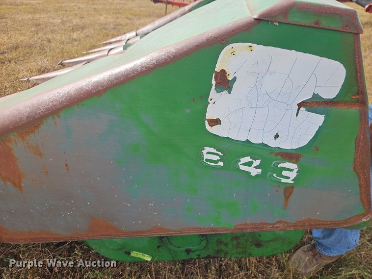 image for item EB8272 John Deere 643 corn head