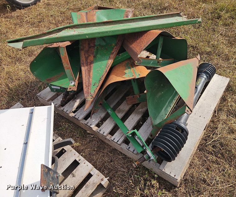 image for item EB8272 John Deere 643 corn head