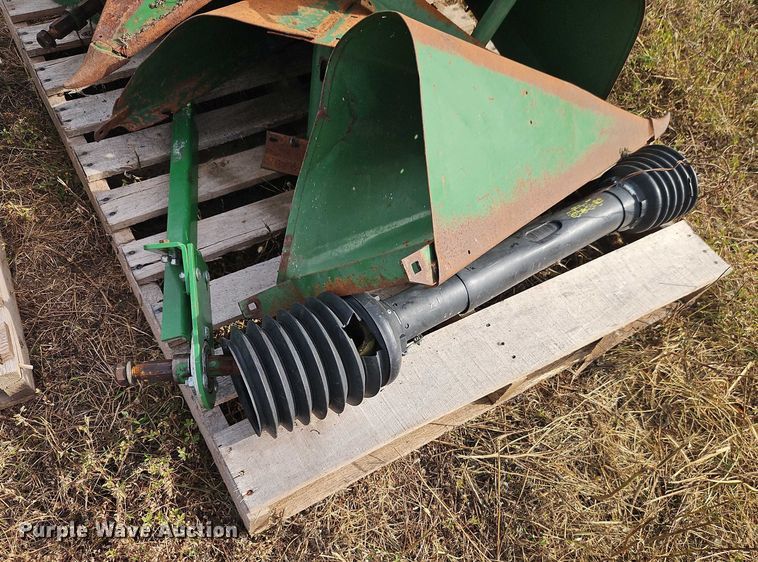 image for item EB8272 John Deere 643 corn head