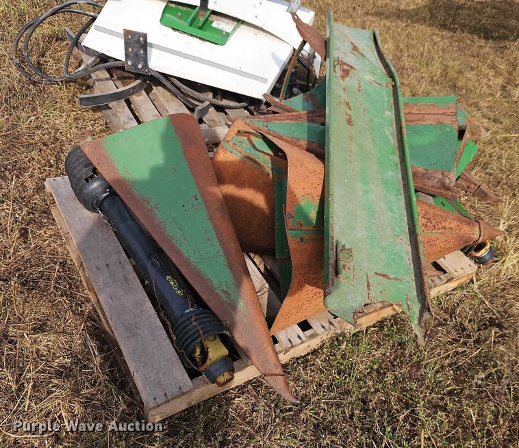 image for item EB8272 John Deere 643 corn head