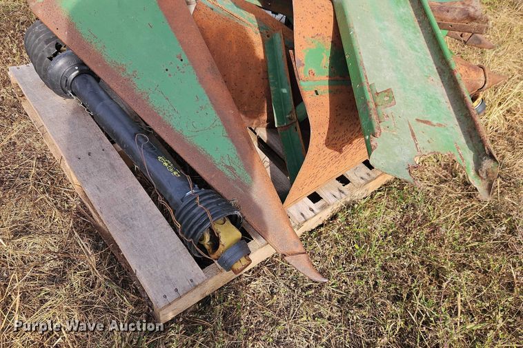 image for item EB8272 John Deere 643 corn head