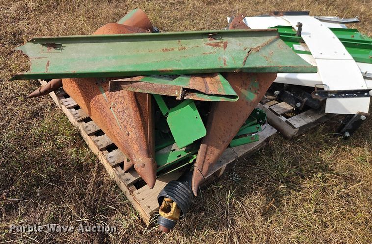 image for item EB8272 John Deere 643 corn head