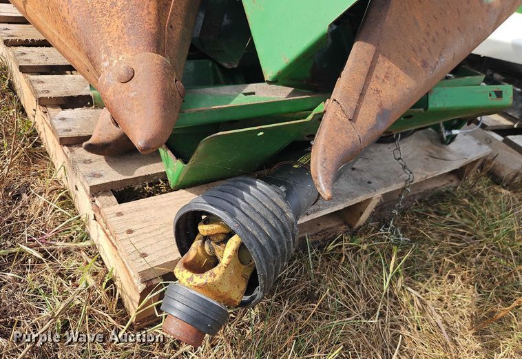 image for item EB8272 John Deere 643 corn head