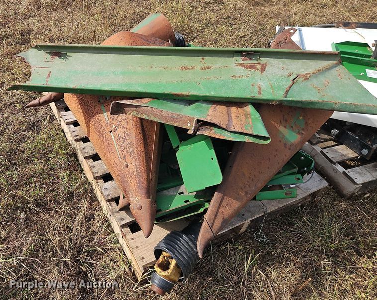 image for item EB8272 John Deere 643 corn head