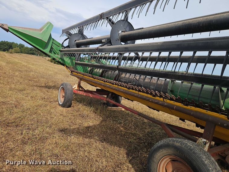 image for item EB8273 John Deere 915 rigid head