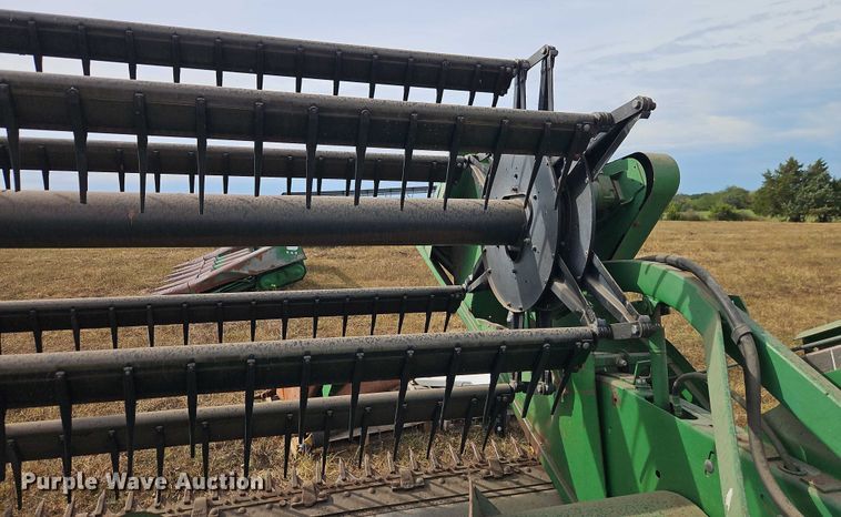 image for item EB8273 John Deere 915 rigid head