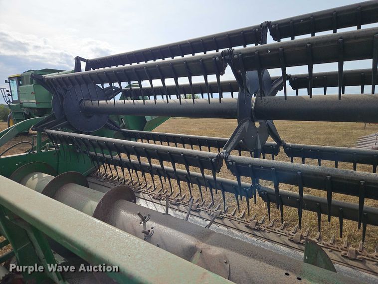 image for item EB8273 John Deere 915 rigid head