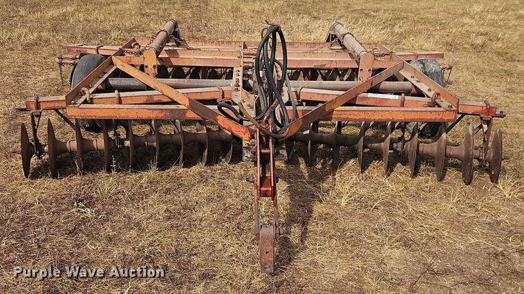 image for item EB8274 International Harvester 370 tandem disk