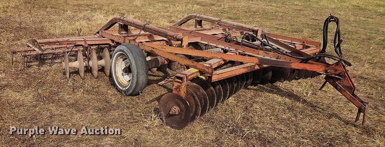 image for item EB8274 International Harvester 370 tandem disk