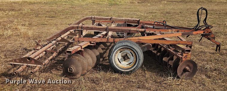 image for item EB8274 International Harvester 370 tandem disk