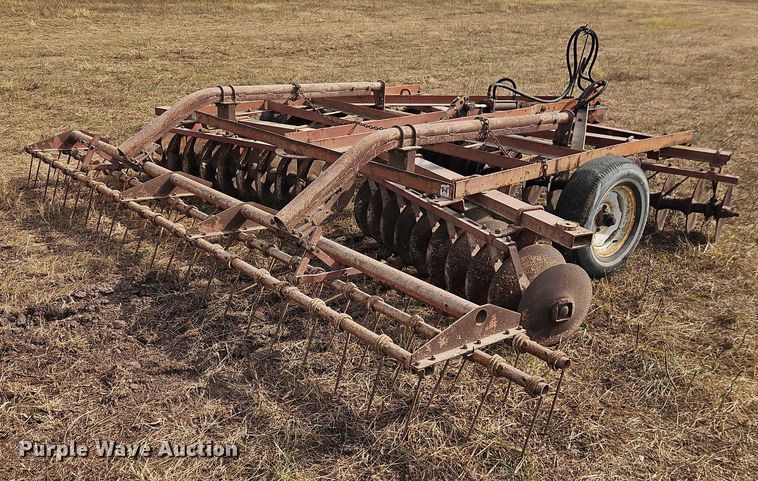 image for item EB8274 International Harvester 370 tandem disk