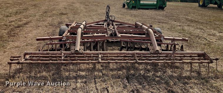 image for item EB8274 International Harvester 370 tandem disk