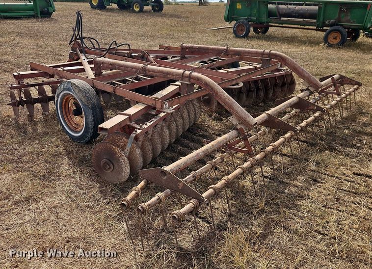 image for item EB8274 International Harvester 370 tandem disk