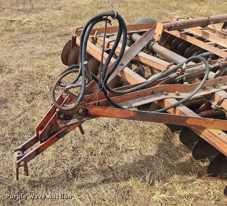 image for item EB8274 International Harvester 370 tandem disk