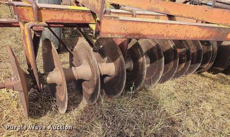 image for item EB8274 International Harvester 370 tandem disk