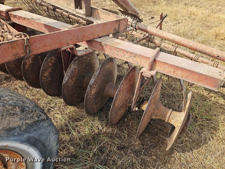 image for item EB8274 International Harvester 370 tandem disk