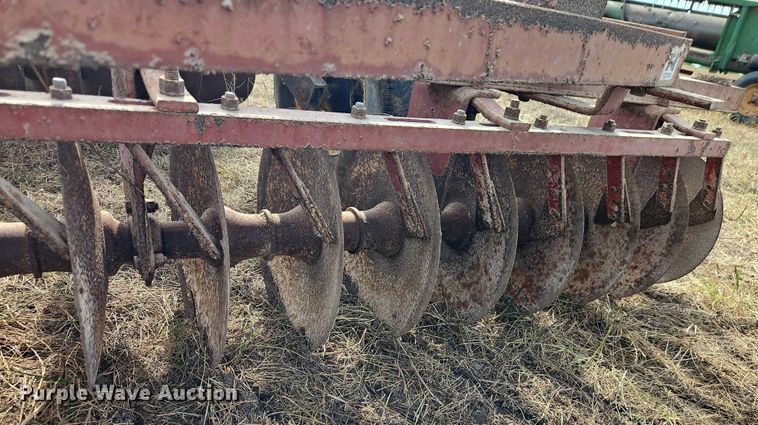 image for item EB8274 International Harvester 370 tandem disk