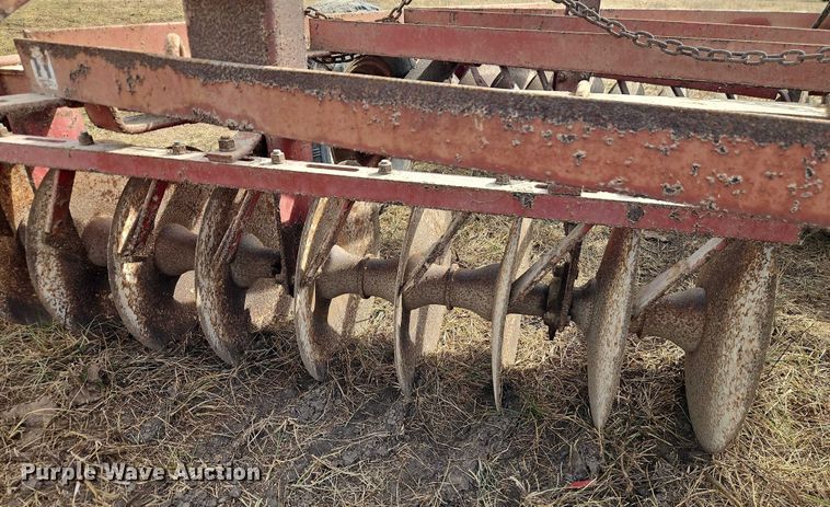 image for item EB8274 International Harvester 370 tandem disk