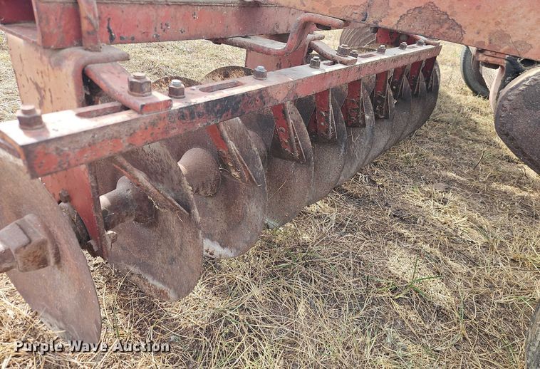 image for item EB8274 International Harvester 370 tandem disk