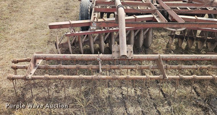 image for item EB8274 International Harvester 370 tandem disk