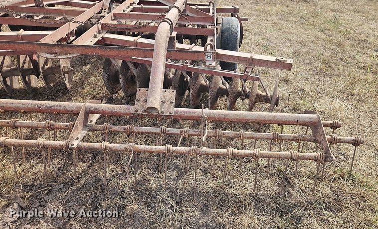 image for item EB8274 International Harvester 370 tandem disk