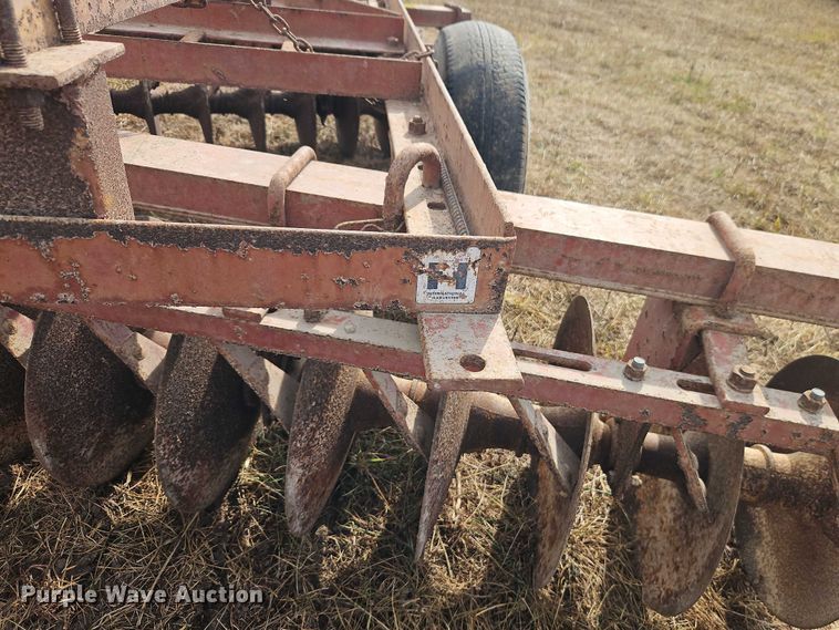 image for item EB8274 International Harvester 370 tandem disk