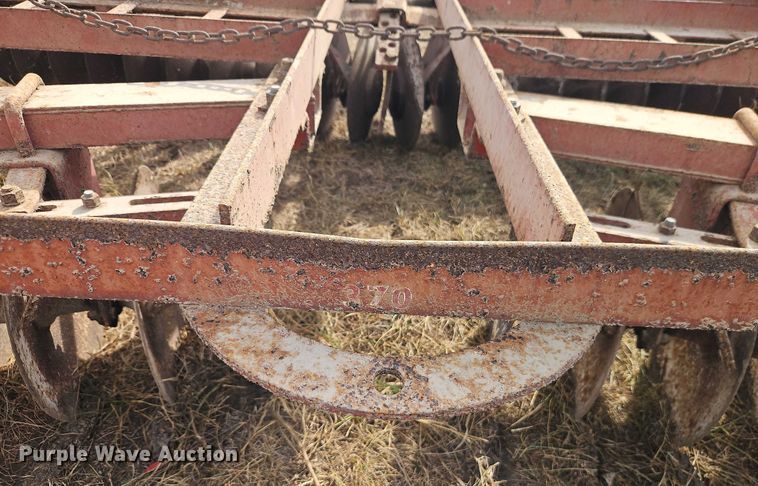 image for item EB8274 International Harvester 370 tandem disk